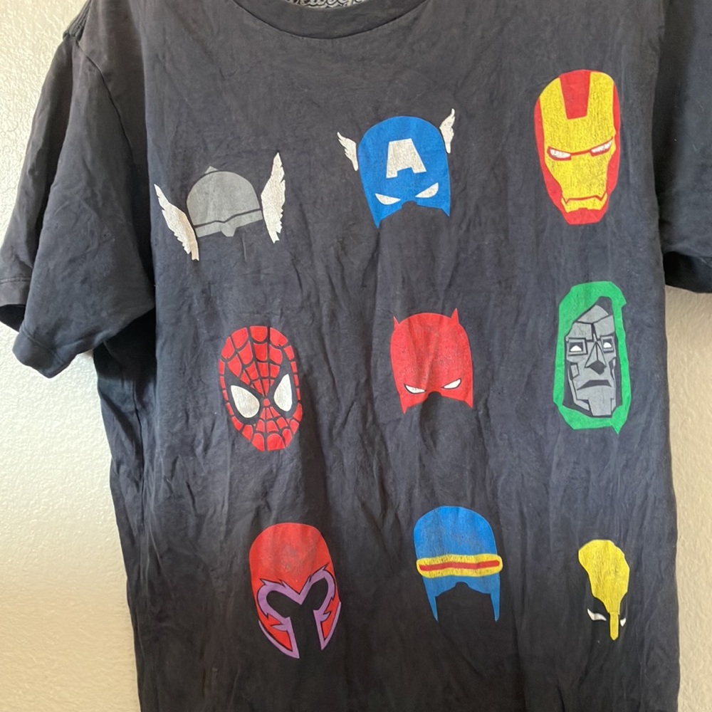 FINAL MARKDOWN Marvel tee medium - Picture 2 of 3